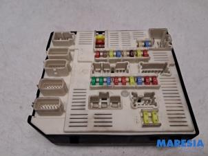 Gebruikte Zekeringkast Renault Megane III Grandtour (KZ) 2.0 16V CVT Prijs € 99,99 Margeregeling aangeboden door Maresia Parts