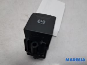 Gebruikte Schakelaar handrem Renault Megane III Grandtour (KZ) 2.0 16V CVT Prijs € 14,99 Margeregeling aangeboden door Maresia Parts