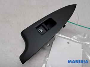 Gebruikte Ruit schakelaar elektrisch Alfa Romeo Giulietta (940) 1.4 TB 16V MultiAir Prijs € 15,00 Margeregeling aangeboden door Maresia Parts