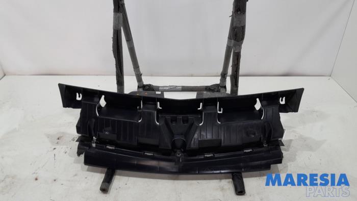 Gebruikte Frontdeel steun Renault Kangoo/Grand Kangoo (KW) 1.6 16V Prijs € 60,00 Margeregeling aangeboden door Maresia Parts