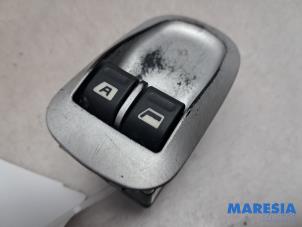 Gebruikte Raam schakelaar elektrisch Peugeot 206+ (2L/M) 1.4 XS Prijs € 25,00 Margeregeling aangeboden door Maresia Parts
