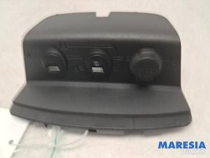 Gebruikte Multimedia aansluiting Peugeot 2008 (CU) 1.6 VTI 16V Prijs € 19,95 Margeregeling aangeboden door Maresia Parts