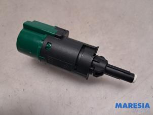 Gebruikte Schakelaar handrem Peugeot 2008 (CU) 1.6 VTI 16V Prijs € 12,50 Margeregeling aangeboden door Maresia Parts