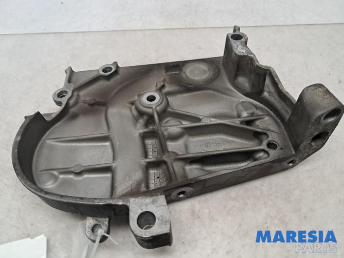 Gebruikte Distributiedeksel Renault Kangoo/Grand Kangoo (KW) 1.6 16V Prijs € 25,00 Margeregeling aangeboden door Maresia Parts