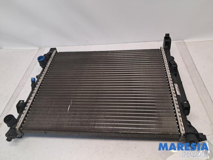 Gebruikte Radiateur Renault Kangoo/Grand Kangoo (KW) 1.6 16V Prijs € 35,00 Margeregeling aangeboden door Maresia Parts