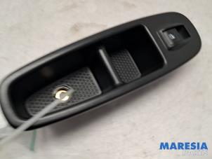 Gebruikte Schakelaar Elektrisch Raam Fiat 500L (199) 1.4 Turbo 16V Prijs € 42,50 Margeregeling aangeboden door Maresia Parts