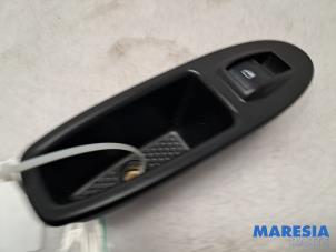 Gebruikte Schakelaar Elektrisch Raam Fiat 500L (199) 1.4 Turbo 16V Prijs € 22,50 Margeregeling aangeboden door Maresia Parts