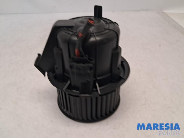 Kachel Ventilatiemotor van een Citroën C4 Cactus (0B/0P) 1.2 PureTech 82 12V 2015