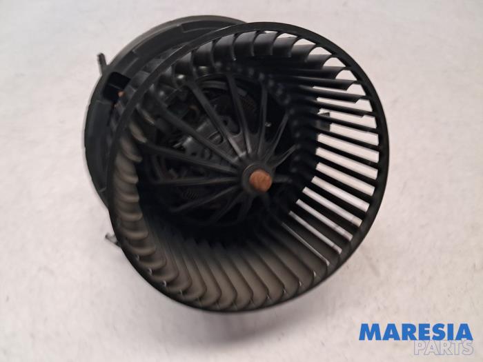 Kachel Ventilatiemotor van een Citroën C4 Cactus (0B/0P) 1.2 PureTech 82 12V 2015