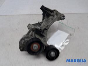 Gebruikte Dynamosteun boven Renault Trafic (1FL/2FL/3FL/4FL) 1.6 dCi 125 Twin Turbo Prijs € 48,40 Inclusief btw aangeboden door Maresia Parts