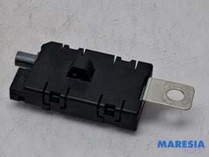 Gebruikte Antenne Versterker Peugeot 207 CC (WB) 1.6 16V THP Prijs € 15,00 Margeregeling aangeboden door Maresia Parts