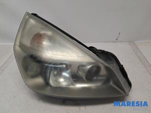 Gebruikte Rechter Koplamp Renault Espace (JK) 2.0 16V Prijs € 100,00 Margeregeling aangeboden door Maresia Parts
