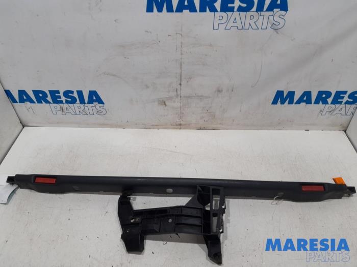 Bumperdeel midden-achter van een Opel Movano (4A1; 4A2; 4B2; 4B3; 4C2; 4C3) 2.5 CDTI 2003