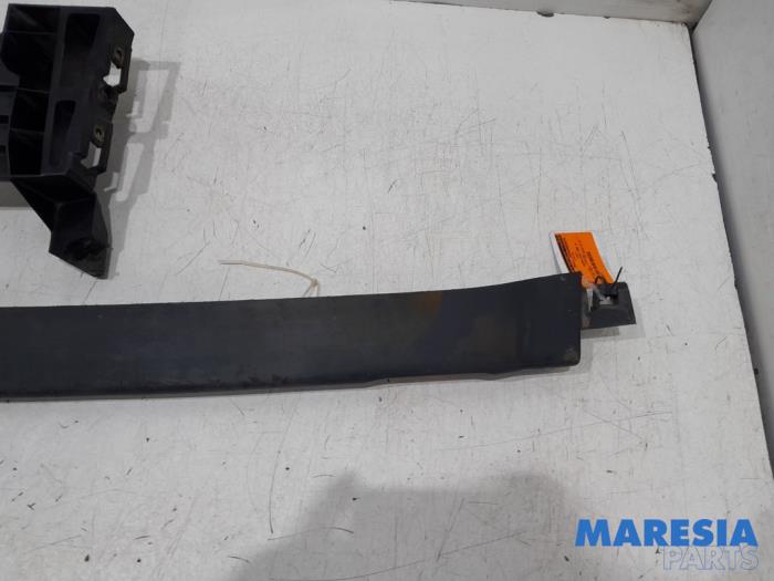 Bumperdeel midden-achter van een Opel Movano (4A1; 4A2; 4B2; 4B3; 4C2; 4C3) 2.5 CDTI 2003