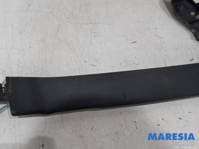 Bumperdeel midden-achter van een Opel Movano (4A1; 4A2; 4B2; 4B3; 4C2; 4C3) 2.5 CDTI 2003