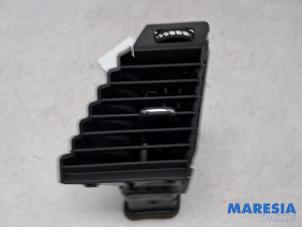 Gebruikte Luchtrooster Dashboard Opel Astra K Sports Tourer 1.2 Turbo 12V Prijs € 20,00 Margeregeling aangeboden door Maresia Parts