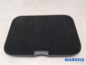 Gebruikte Opbergvak Renault Megane III Grandtour (KZ) 1.5 dCi 110 Prijs € 20,00 Margeregeling aangeboden door Maresia Parts