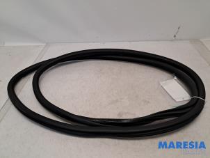 Gebruikte Portierrubber 4Deurs rechts-voor Peugeot 5008 II (M4/MC/MJ/MR) 1.2 12V e-THP PureTech 130 Prijs € 34,99 Margeregeling aangeboden door Maresia Parts