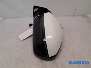 Gebruikte Buitenspiegel links Peugeot 5008 II (M4/MC/MJ/MR) 1.2 12V e-THP PureTech 130 Prijs € 275,00 Margeregeling aangeboden door Maresia Parts