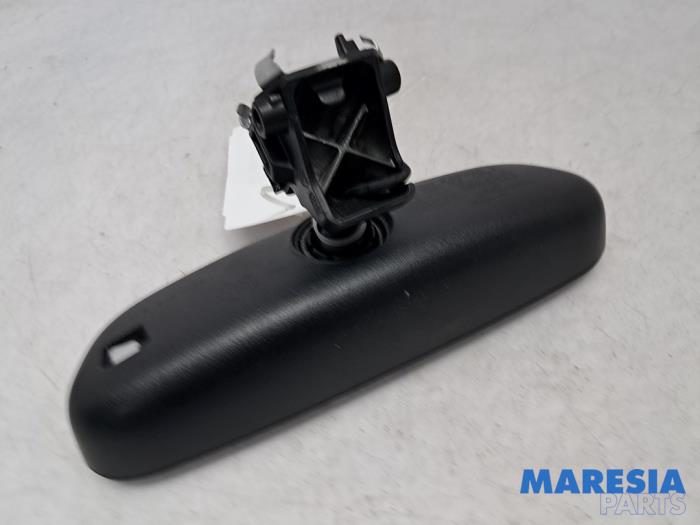 Binnenspiegel van een Peugeot 5008 II (M4/MC/MJ/MR) 1.2 12V e-THP PureTech 130 2020