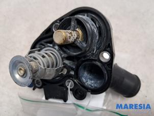 Gebruikte Thermostaathuis Peugeot 208 I (CA/CC/CK/CL) 1.0 Vti 12V PureTech Prijs € 20,00 Margeregeling aangeboden door Maresia Parts