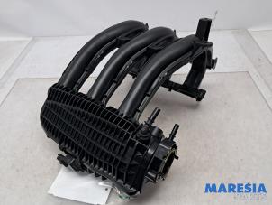 Gebruikte Inlaatspruitstuk Peugeot 208 I (CA/CC/CK/CL) 1.0 Vti 12V PureTech Prijs € 90,00 Margeregeling aangeboden door Maresia Parts