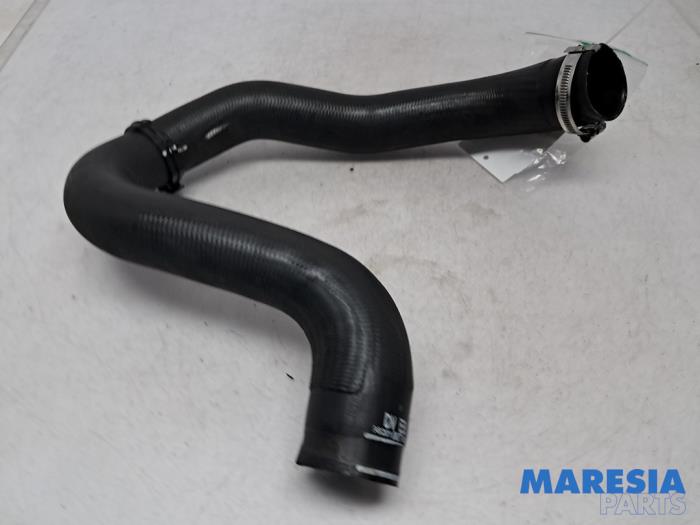 Gebruikte Intercooler Slang Peugeot 5008 II (M4/MC/MJ/MR) 1.2 12V e-THP PureTech 130 Prijs € 35,00 Margeregeling aangeboden door Maresia Parts