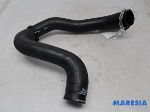 Gebruikte Intercooler Slang Peugeot 5008 II (M4/MC/MJ/MR) 1.2 12V e-THP PureTech 130 Prijs € 35,00 Margeregeling aangeboden door Maresia Parts