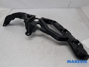 Gebruikte Bumpersteun links-achter Peugeot 5008 II (M4/MC/MJ/MR) 1.2 12V e-THP PureTech 130 Prijs € 29,00 Margeregeling aangeboden door Maresia Parts