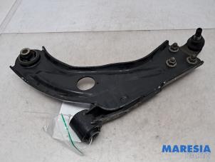 Gebruikte Draagarm onder links-voor Peugeot 5008 II (M4/MC/MJ/MR) 1.2 12V e-THP PureTech 130 Prijs € 40,00 Margeregeling aangeboden door Maresia Parts