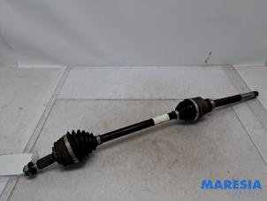 Gebruikte Aandrijfas rechts-voor Peugeot 5008 II (M4/MC/MJ/MR) 1.2 12V e-THP PureTech 130 Prijs € 129,99 Margeregeling aangeboden door Maresia Parts