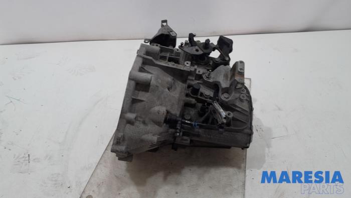 Versnellingsbak van een Opel Vivaro 2.0 CDTI 122 2020