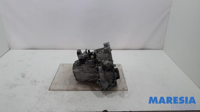 Versnellingsbak van een Opel Vivaro 2.0 CDTI 122 2020