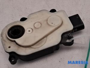 Gebruikte Luchtgeleider Renault Clio IV Estate/Grandtour (7R) 1.2 TCE 16V EDC Prijs € 50,00 Margeregeling aangeboden door Maresia Parts