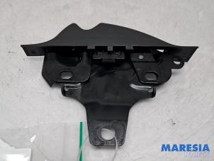 Gebruikte Cabriodak vergrendelslot Peugeot 307 CC (3B) 2.0 16V Prijs € 50,00 Margeregeling aangeboden door Maresia Parts