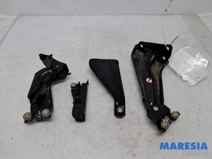 Gebruikte Schuifdeurrol links Opel Combo Cargo 1.5 CDTI 100 Prijs € 78,65 Inclusief btw aangeboden door Maresia Parts