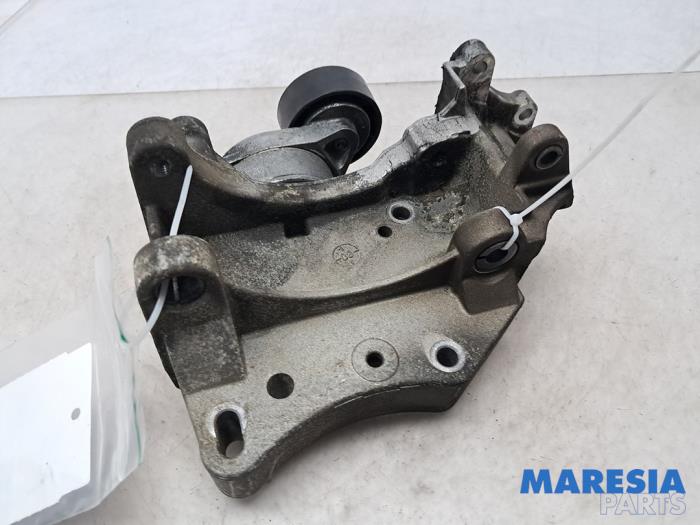 Gebruikte Dynamosteun boven Citroen Berlingo Cinqspace, Multispace 1.6i Prijs € 50,00 Margeregeling aangeboden door Maresia Parts