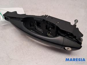 Gebruikte Deurgreep 2Deurs links Opel Vivaro 2.0 CDTI 122 Prijs € 48,40 Inclusief btw aangeboden door Maresia Parts