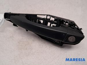 Gebruikte Greep achterdeur Bus-Bestel Opel Vivaro 2.0 CDTI 122 Prijs € 48,40 Inclusief btw aangeboden door Maresia Parts