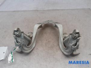 Gebruikte Motorkap Scharnier Fiat 500L (199) 0.9 TwinAir Turbo 105 Prijs € 40,00 Margeregeling aangeboden door Maresia Parts