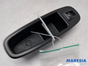 Gebruikte Schakelaar Elektrisch Raam Fiat 500L (199) 0.9 TwinAir Turbo 105 Prijs € 42,50 Margeregeling aangeboden door Maresia Parts