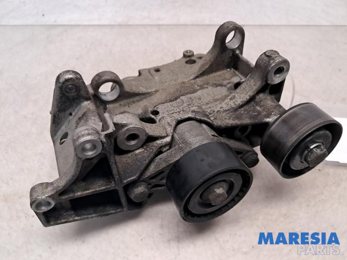 Gebruikte Dynamosteun onder Peugeot 206 SW (2E/K) 1.6 16V Prijs € 34,99 Margeregeling aangeboden door Maresia Parts