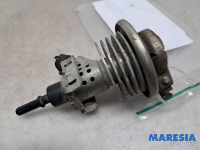 Gebruikte Injector adblue Renault Trafic (1FL/2FL/3FL/4FL) 1.6 dCi 95 Prijs € 151,19 Inclusief btw aangeboden door Maresia Parts
