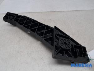 Gebruikte Frontdeel steun Renault Trafic (1FL/2FL/3FL/4FL) 2.0 dCi 16V 145 Prijs € 30,25 Inclusief btw aangeboden door Maresia Parts