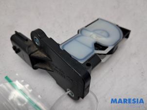 Gebruikte Luchthoeveelheidsmeter Renault Trafic (1FL/2FL/3FL/4FL) 2.0 dCi 16V 145 Prijs € 60,50 Inclusief btw aangeboden door Maresia Parts