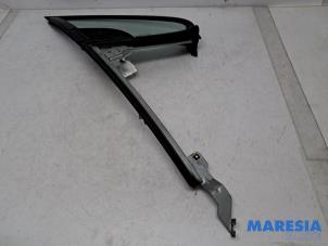 Gebruikte Driehoeks Ruit rechts-voor Peugeot 307 CC (3B) 2.0 16V Prijs € 60,00 Margeregeling aangeboden door Maresia Parts