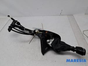 Gebruikte Versnellingspook Renault Trafic (1FL/2FL/3FL/4FL) 2.0 dCi 16V 145 Prijs € 60,50 Inclusief btw aangeboden door Maresia Parts