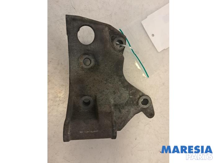 Gebruikte Dynamosteun boven Renault Kangoo (KC) 1.2 16V Prijs € 25,00 Margeregeling aangeboden door Maresia Parts