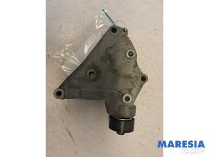 Gebruikte Steun (diversen) Renault Kangoo (KC) 1.2 16V Prijs € 25,00 Margeregeling aangeboden door Maresia Parts