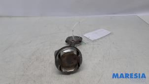 Gebruikte Drijfstang Peugeot 308 SW (L4/L9/LC/LJ/LR) 1.2 12V e-THP PureTech 110 Prijs € 49,99 Margeregeling aangeboden door Maresia Parts